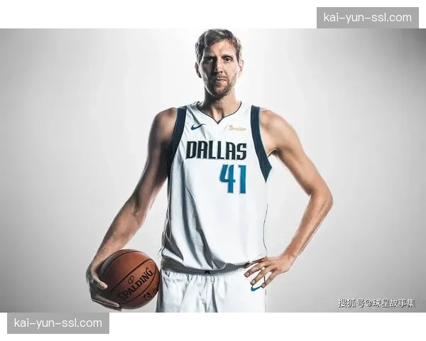 特写镜头：德克·诺维茨基现身独行侠主场，与东契奇赛前热情拥抱