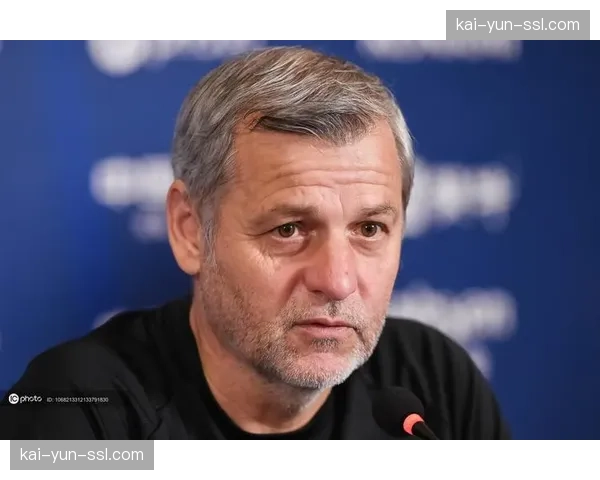 雷恩主帅布鲁诺·热内西奥赛前发布会确认将变阵三后卫