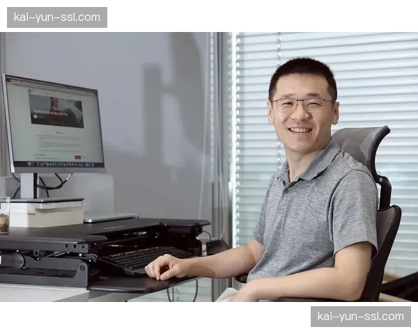 转播镜头捕捉趣事：场边观战的陈磊与旧将亲切交谈